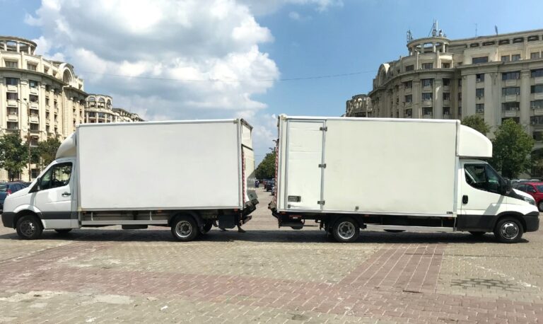Echipa firmei de mutari Relokat incarca mobila in autoutilitara
